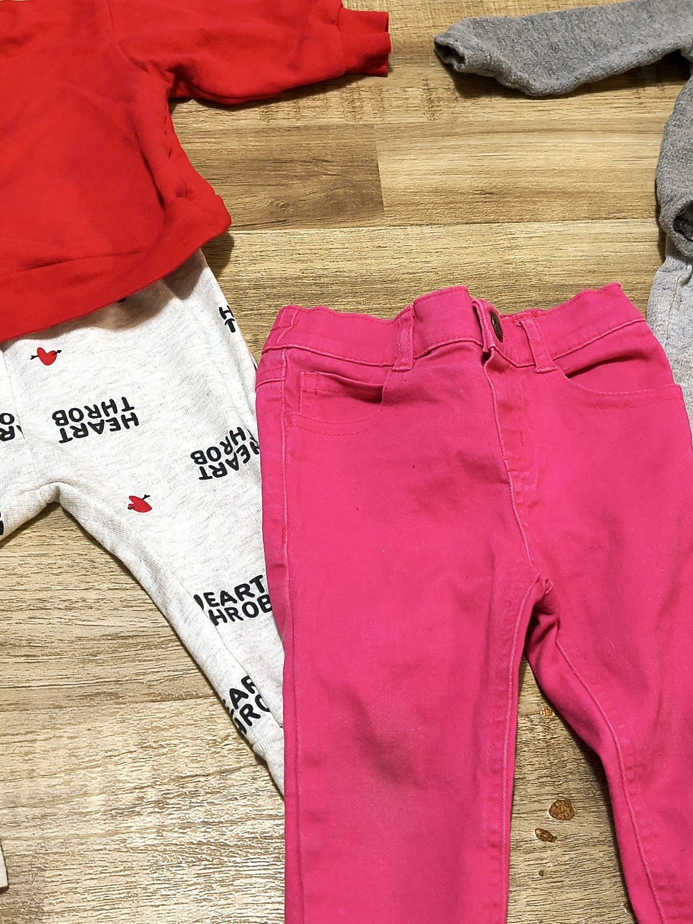 Lot Of Baby Girl 6-9 Months Cloths 2 Outfits And 2 Pairs Of Pants